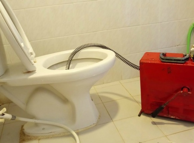 Phân biệt giữa hầm cầu đầy và nghẹt bồn cầu