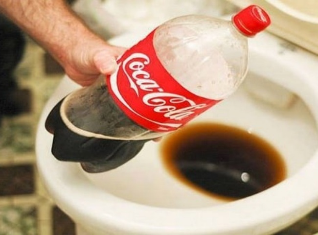 Dùng coca,pepsi thông nghẹt bồn cầu