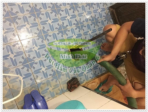 cách thông bồn cấu bằng nước sôi