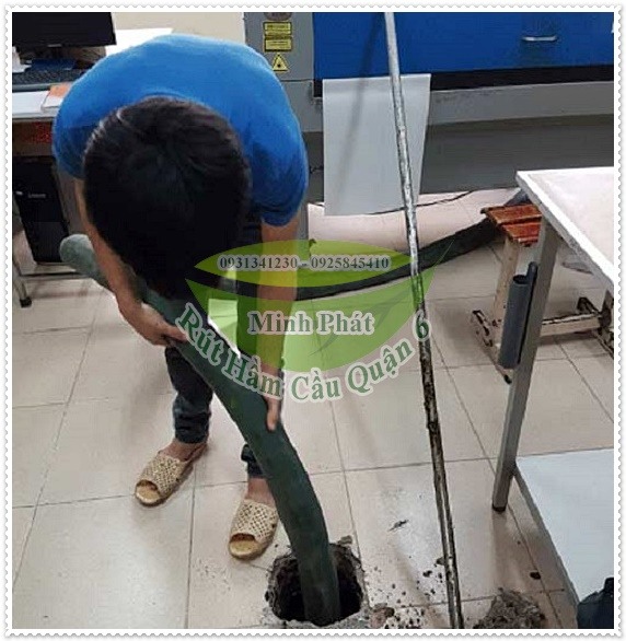 Thông tắc bồn cầu như thế nào