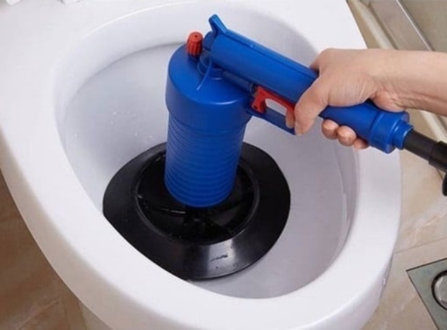 Cách giải quyết tắc nghẽn bồn cầu bởi vật cứng