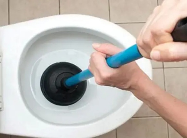 Cách giải quyết việc bồn cầu bị nghẹt