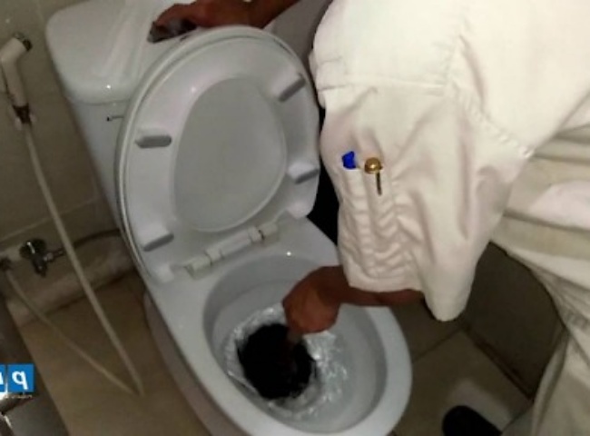 thông tắt bồn cầu nhanh chóng