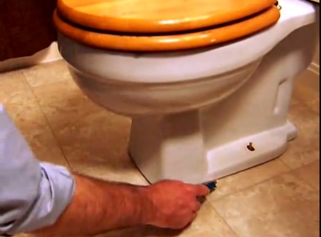 Thay tấm đệm trong bồn cầu